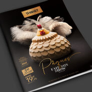 Poule en papier mache et plumes