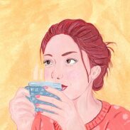 Femme dégustant une tasse de thé