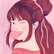 Une jeune femme tenant un chewing-gum rose en bouche