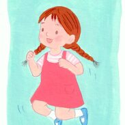 Fille sautant dans un champ