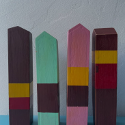 Pilier en bois peint