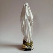 Fantôme blanc sur statue de pierre