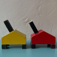 Deux petits jouets en forme de maison