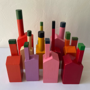 Collection de bouteilles en bois colorées