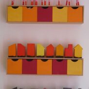 Objets en bois colorés