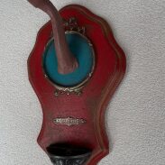 Un objet fantaisiste avec une jambe humaine et une bouche en métal