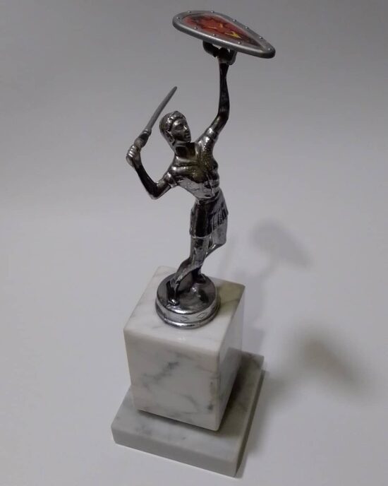 Statuette de femme en pied sur un socle de marbre