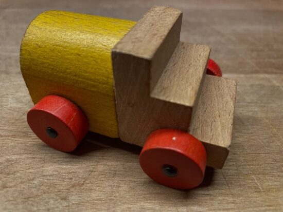 Petit camion en bois