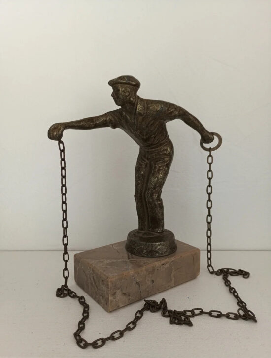 Statuette d'un homme tenant un poids à chaînes