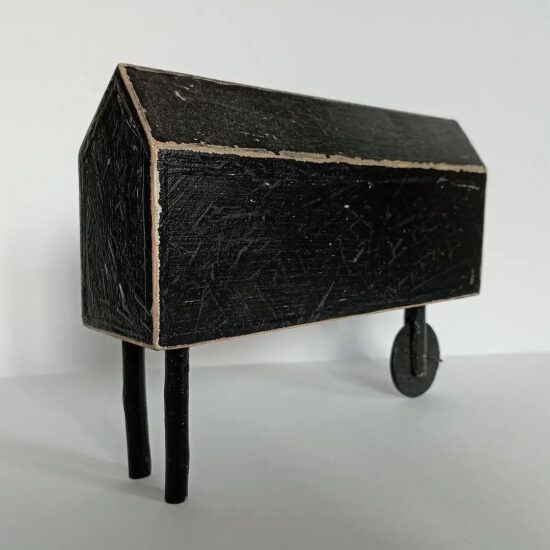 Maison en carton noir