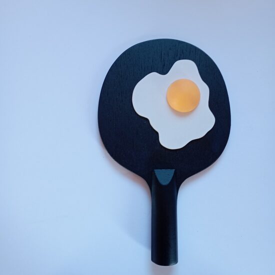 Œuf frit sur une spatule