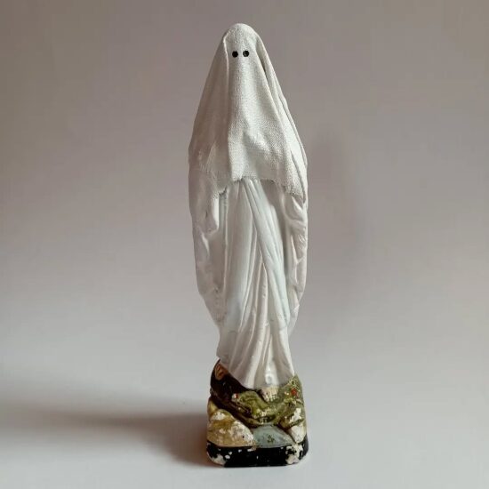 Fantôme blanc sur statue de pierre