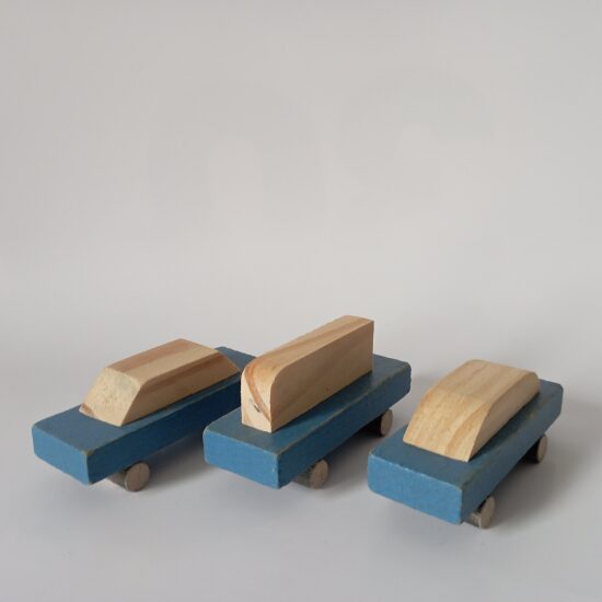 Trois voitures en bois bleu
