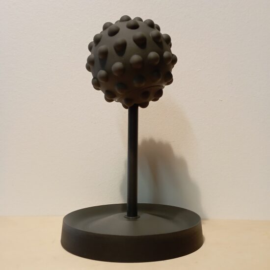 Un objet en noir mat sur une base ronde