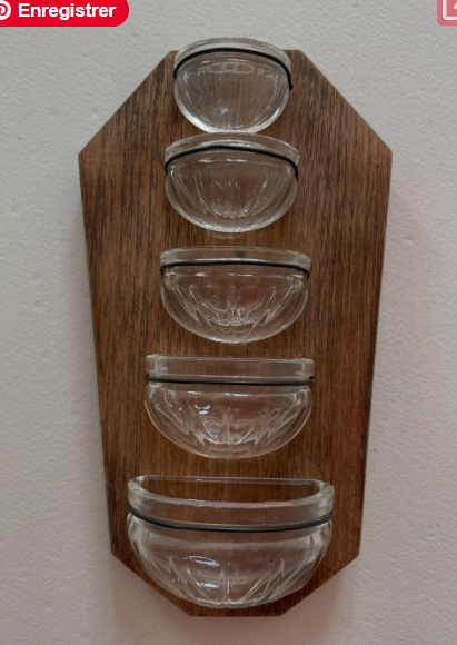 Coffin de bois avec petits bols de verre