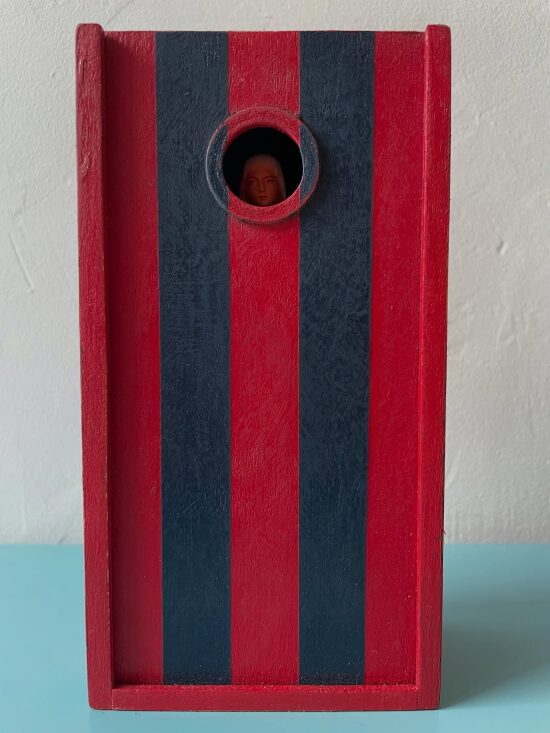 Boîte rouge et bleue