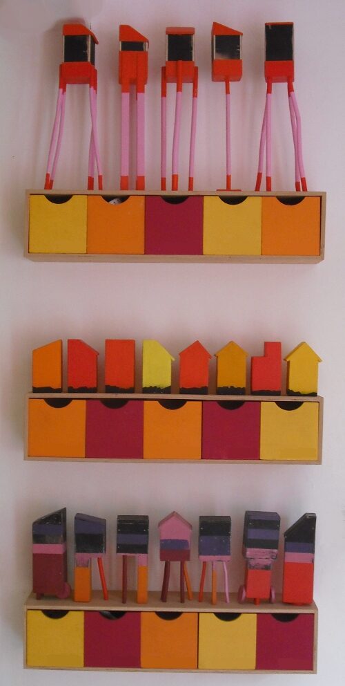 Objets en bois colorés