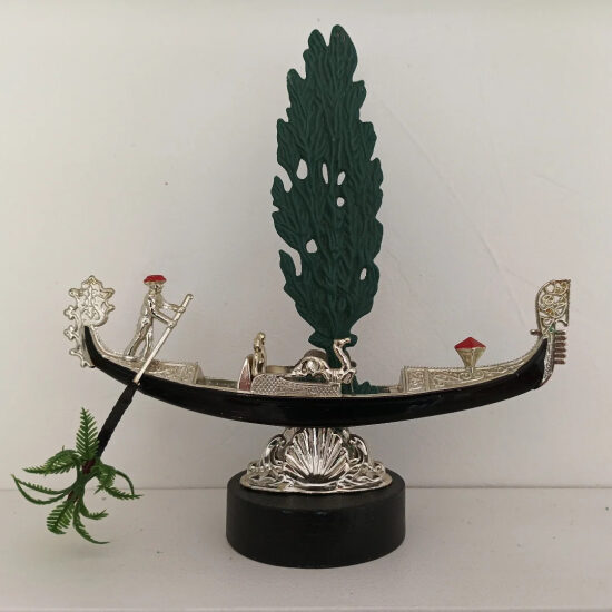 Vaisseau avec feuilles d'arbre et coquille de mollusque
