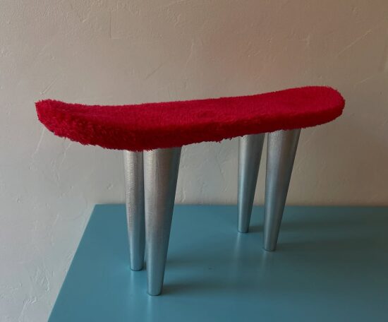 Banc en bois avec tapis rouge
