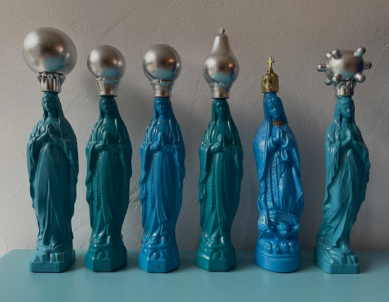 Statuettes en plastique bleu et argent