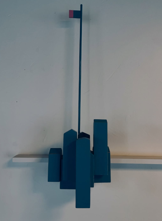 Une composition en bois bleu