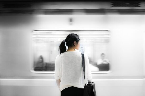 Femme en train de regarder par la fenêtre du métro