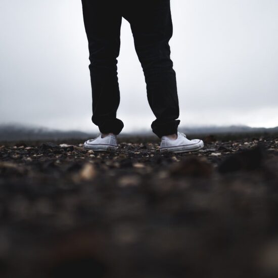 Pieds dans la boue
